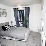 Stylish Two-Bedroom Salford Quays Apartment